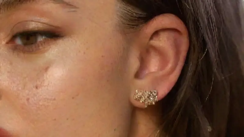 Elegant jewelry highlights delicate human features